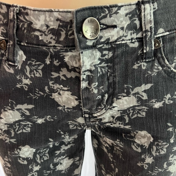 Flattering fit. Skinny jeans with floral print. Excellent condition. Size 4. - Picture 11 of 14